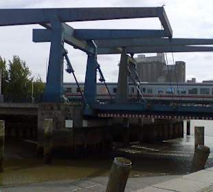 Auto- und Zugbrücke am Hafen