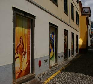 Gasse mit Kunst