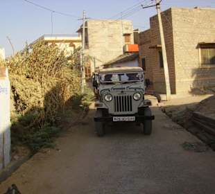 Ein Fahrzeug der Jeep-Karawane