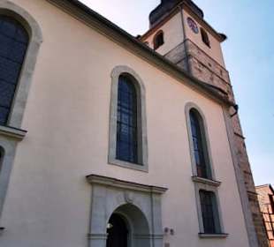 Am Eingang der Kirche