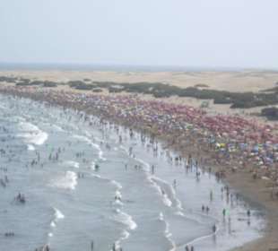 Menschengewimmel am Strand vor den Dünen