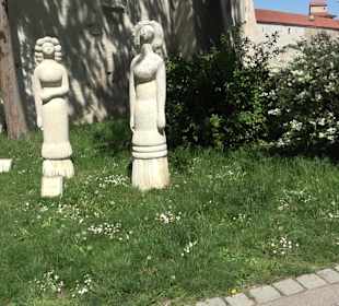Skulptur Drei Frauen im Gespräch