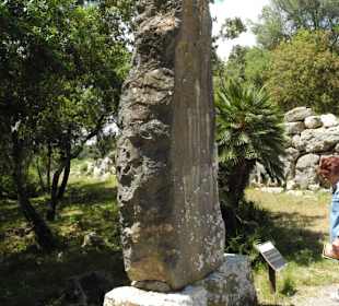 Der Monolith vor dem Eingang