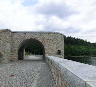 Auf der Sperrmauer