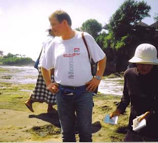 Veit beim Handeln mit der Postkartenverkäuferin