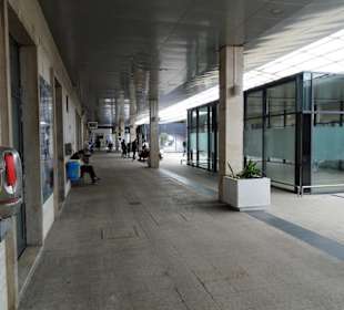 Überdachter Vorplatz vor den Gleisen