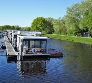 Hausboote am Hadelner Kanal