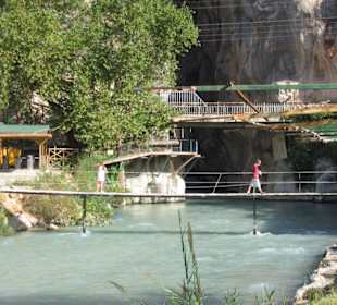 Blick vom Fluss auf den Eingang der Schlucht