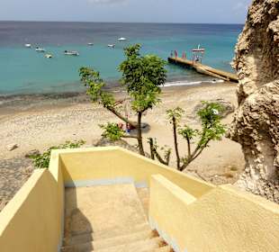 Treppe vom Parkplatz an die Playa Piskado