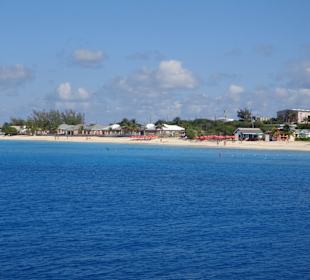 Blick auf den Strand vom Schiff aus