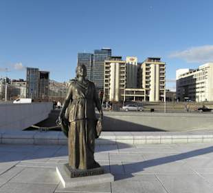 Скульптура рядом со зданием Оперы