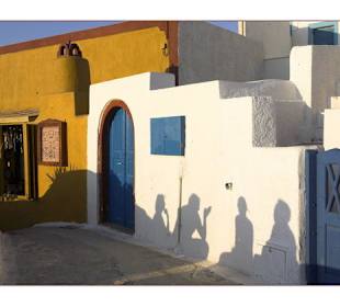 Schattenspiel beim Sonnenuntergang in Oia