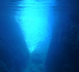 Blick aus Höhle mit Fischen (Keri Caves)