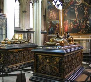 Grabmäler und Triptichon