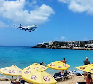 Flugzeug über dem Strand