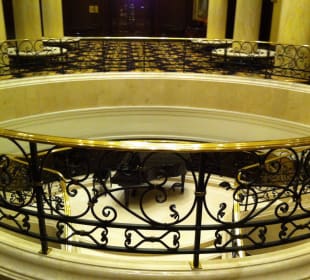 Der Flügel in der ersten Halbetage der Lobby