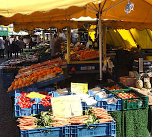Stände auf dem Wochenmarkt am Domshof