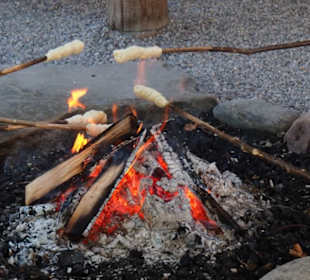 Stockbrot im SteinZeitGarten