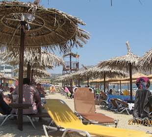 Größe schattige Sonnenschirme am Strand