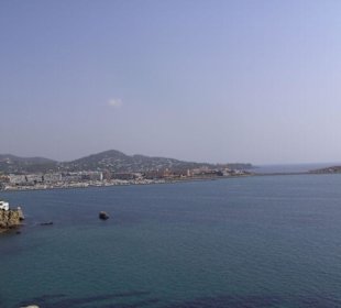 Blick aufs Meer und Teil der Insel