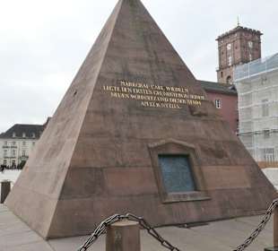 Beim Marktplatz von Karlsruhe, südlich vom Schloss