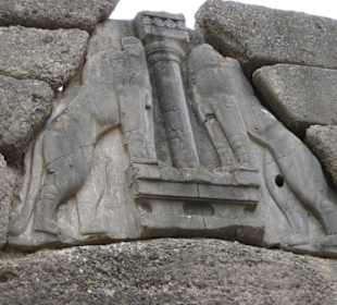 Löwenrelief über dem Torbogen