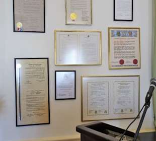 Urkunden zur Städtepartnerschaft im Rathaus