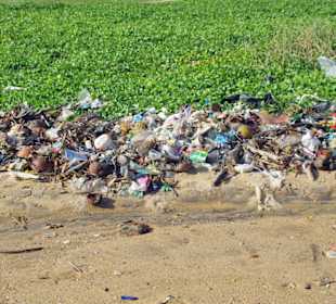 Nur wenige Meter vom Hotel entfernt eine Müllhalde