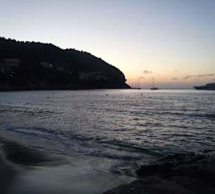 Strand und Bucht (morgens um 7:00 Uhr)