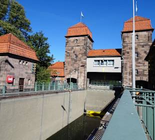 Blick in das Becken der Schachtschleuse