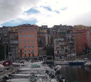 Diese verschimmelten Häuser werden bewohnt!