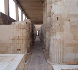 Nekropole von Sakkara mit Djoser- und Gizeh-Pyramiden