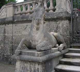 Einhoirn beim Einagng zu den Gärten als Wächter