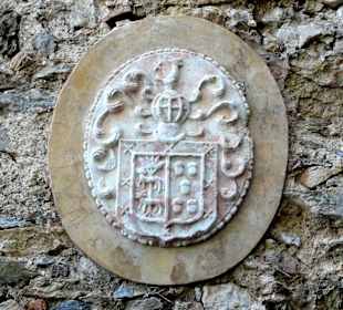 Historische Wappen im Innenhof