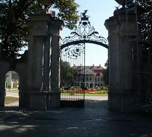 Brama wejściowa do pałacu