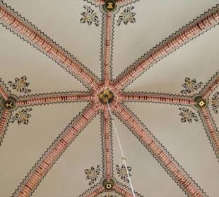 Blick zur Gewölbedecke der Kirche in Lunsen