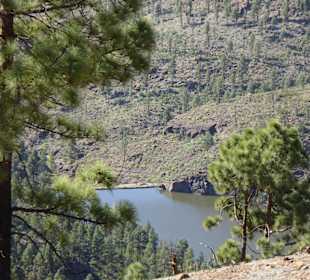 Kleiner Stausee in den Bergen