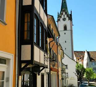 Erker, hinten die Kirche