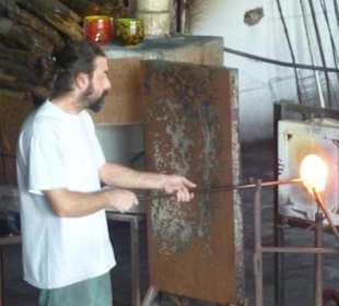 Glasbläser bei der Herstellung in der Glashütte