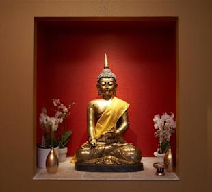 Der große Buddha wurde von Mönchen geweiht