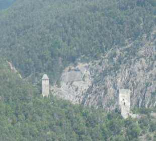 Blick zur Burgruine Fragenstein bei Zirl in Tirol