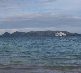 MV Reef Endeavour wartet vor Naviti Island