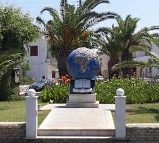 Weltkugel an der Uferpromenade