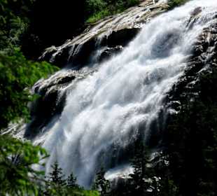 Der Wasserfall von der Seite gesehen