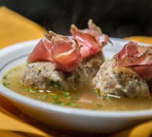 Speckknödel in Brühe