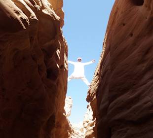 Beduine über dem Canyon