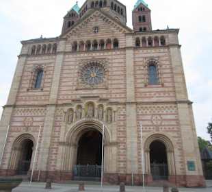 Außenansicht vom Dom Frontansicht