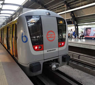  Metro Zug im Bahnhof