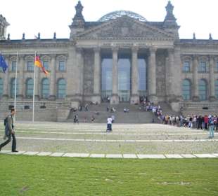 Besucherschlange vor dem Reichstag