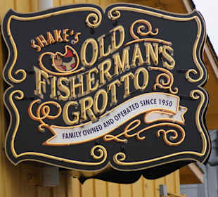 Werbeschilder aus Holz statt Leuchtreklamen